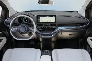Fiat 500e Cabrio 2025: foto, prezzo, dimensioni, allestimenti