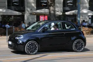 Fiat 500e Cabrio 2025: foto, prezzo, dimensioni, allestimenti