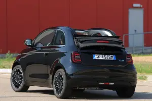 Fiat 500e Cabrio 2025: foto, prezzo, dimensioni, allestimenti
