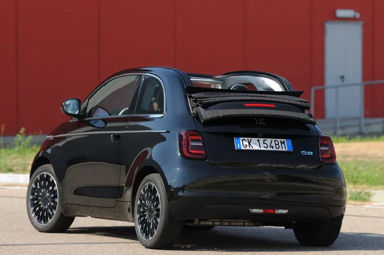 Fiat 500e Cabrio 2025: foto, prezzo, dimensioni, allestimenti - 8