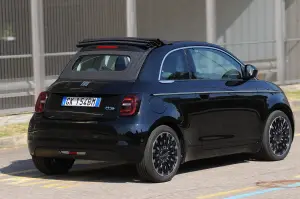 Fiat 500e Cabrio 2025: foto, prezzo, dimensioni, allestimenti