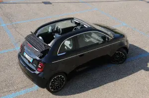 Fiat 500e Cabrio 2025: foto, prezzo, dimensioni, allestimenti