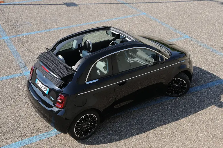 Fiat 500e Cabrio 2025: foto, prezzo, dimensioni, allestimenti - 9