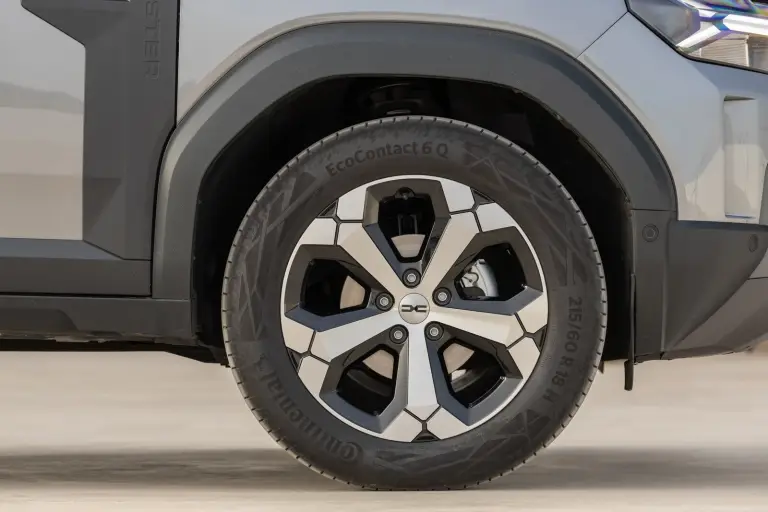 Dacia Duster 2025: prezzo, foto, dimensioni, interni - 10