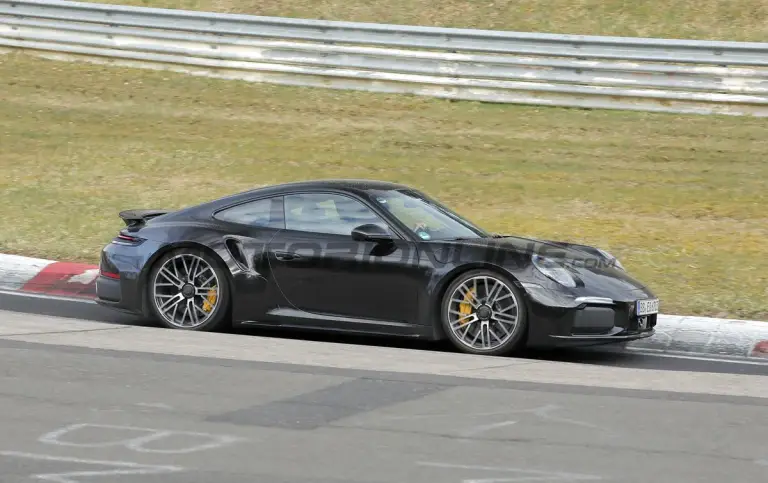 Porsche 911 Turbo S 2026 - Foto spia 25-03-2025 - 3