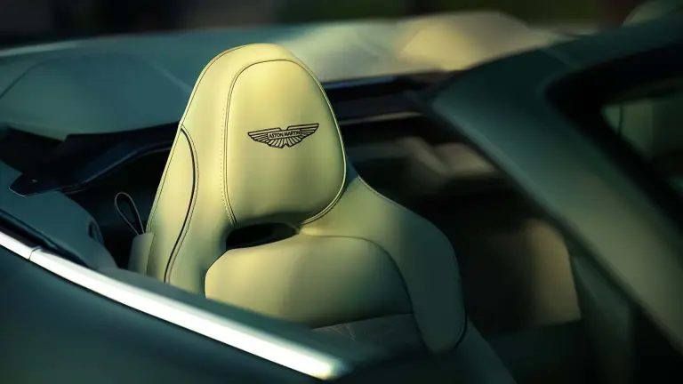 Aston Martin Vanquish Volante - 13