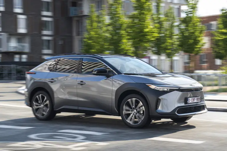 Toyota bZ4X 2025: prezzo, foto, dimensioni, allestimenti - 10