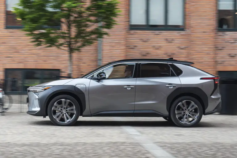 Toyota bZ4X 2025: prezzo, foto, dimensioni, allestimenti - 7