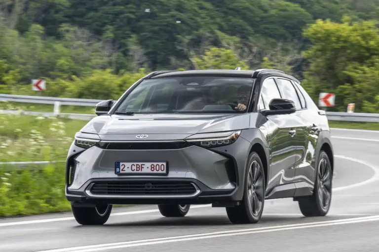 Toyota bZ4X 2025: prezzo, foto, dimensioni, allestimenti - 8