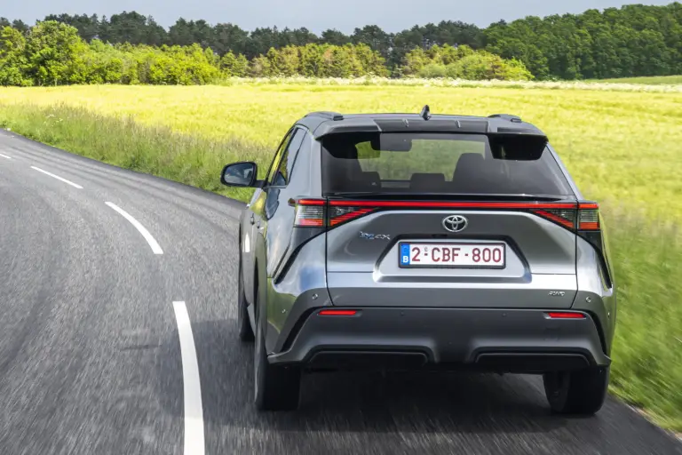 Toyota bZ4X 2025: prezzo, foto, dimensioni, allestimenti - 4