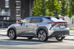 Toyota bZ4X 2025: prezzo, foto, dimensioni, allestimenti - 3