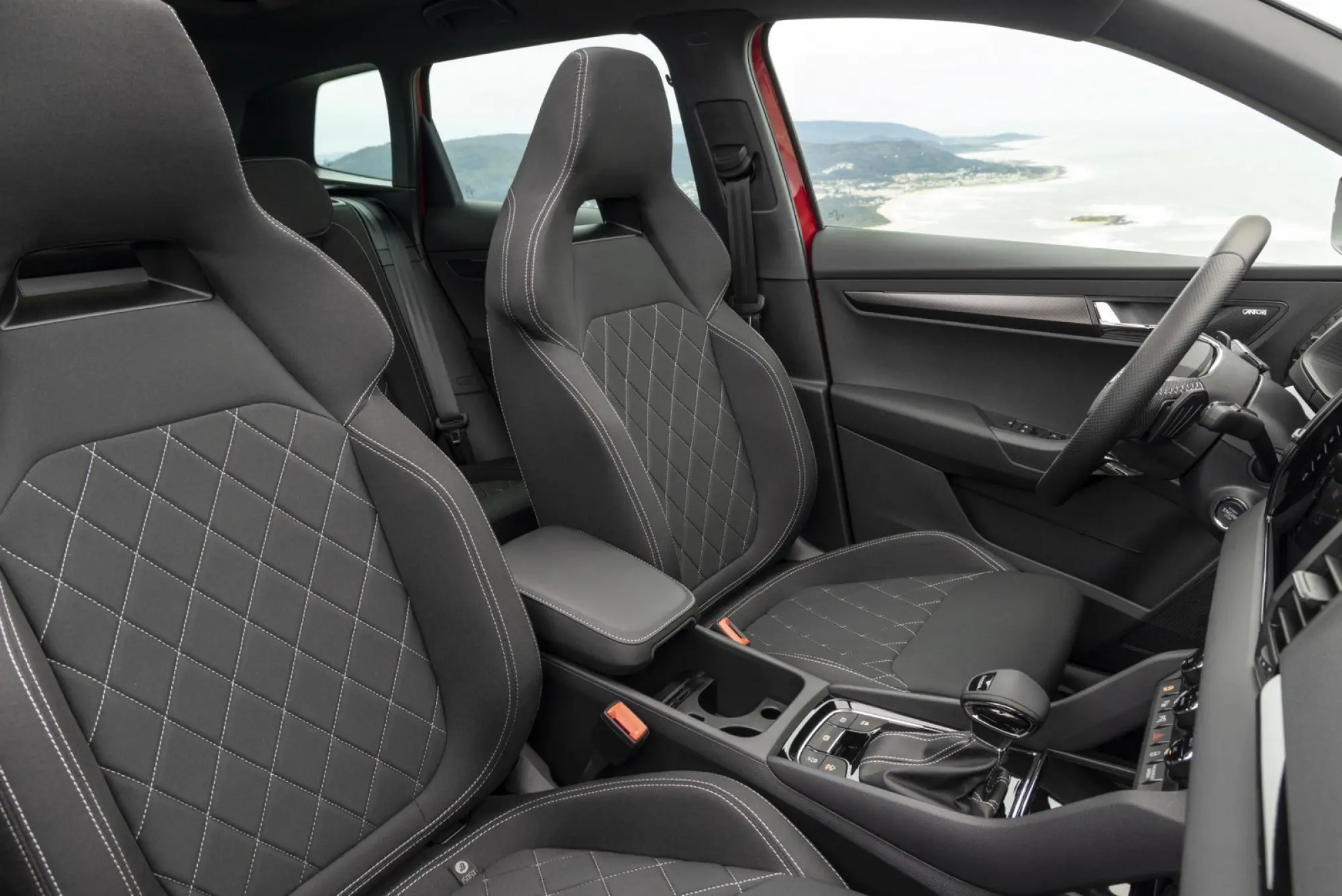 Skoda Karoq 2025: prezzo, foto, dimensioni, allestimenti - 10