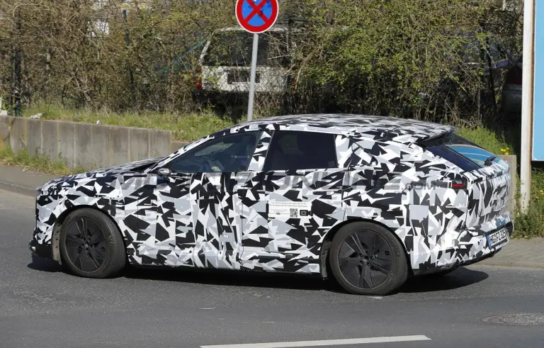 Mazda CX-6e - Foto spia 04-04-2025 - 10