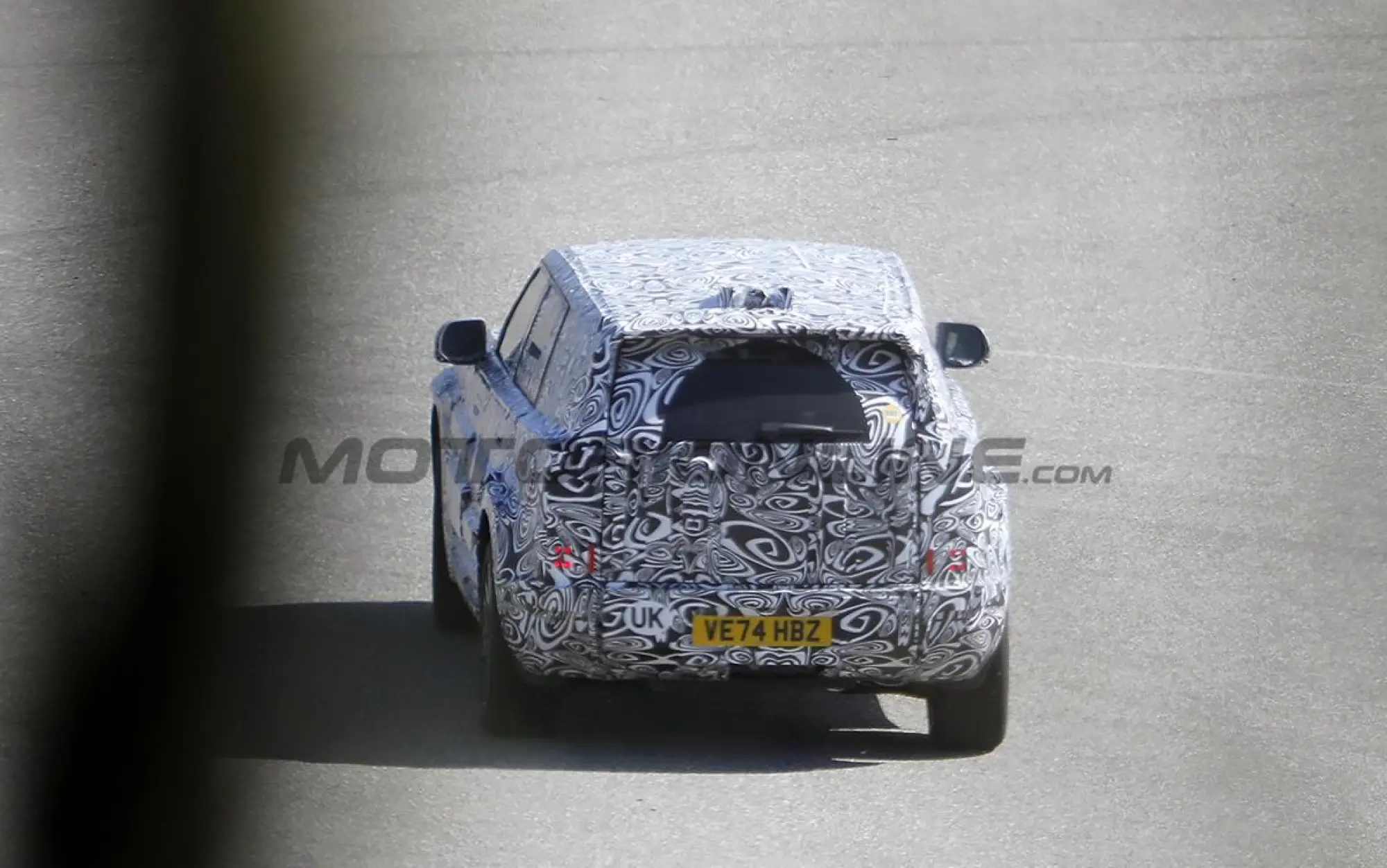 Land Rover Defender 80 - Foto spia 08-04-2025 - 13