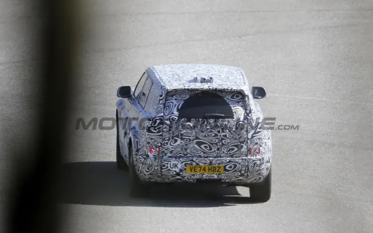 Land Rover Defender 80 - Foto spia 08-04-2025 - 13