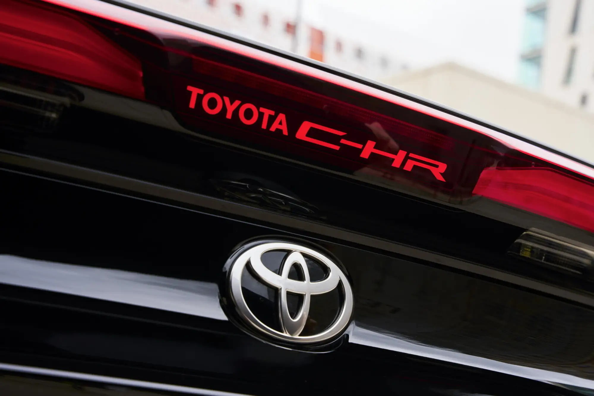 Toyota C-HR 2025: prezzo, foto, dimensioni, allestimenti - 1