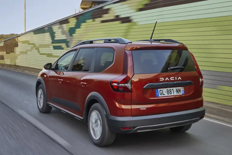 Dacia Jogger 2025: prezzo, foto, dimensioni, allestimenti - 1