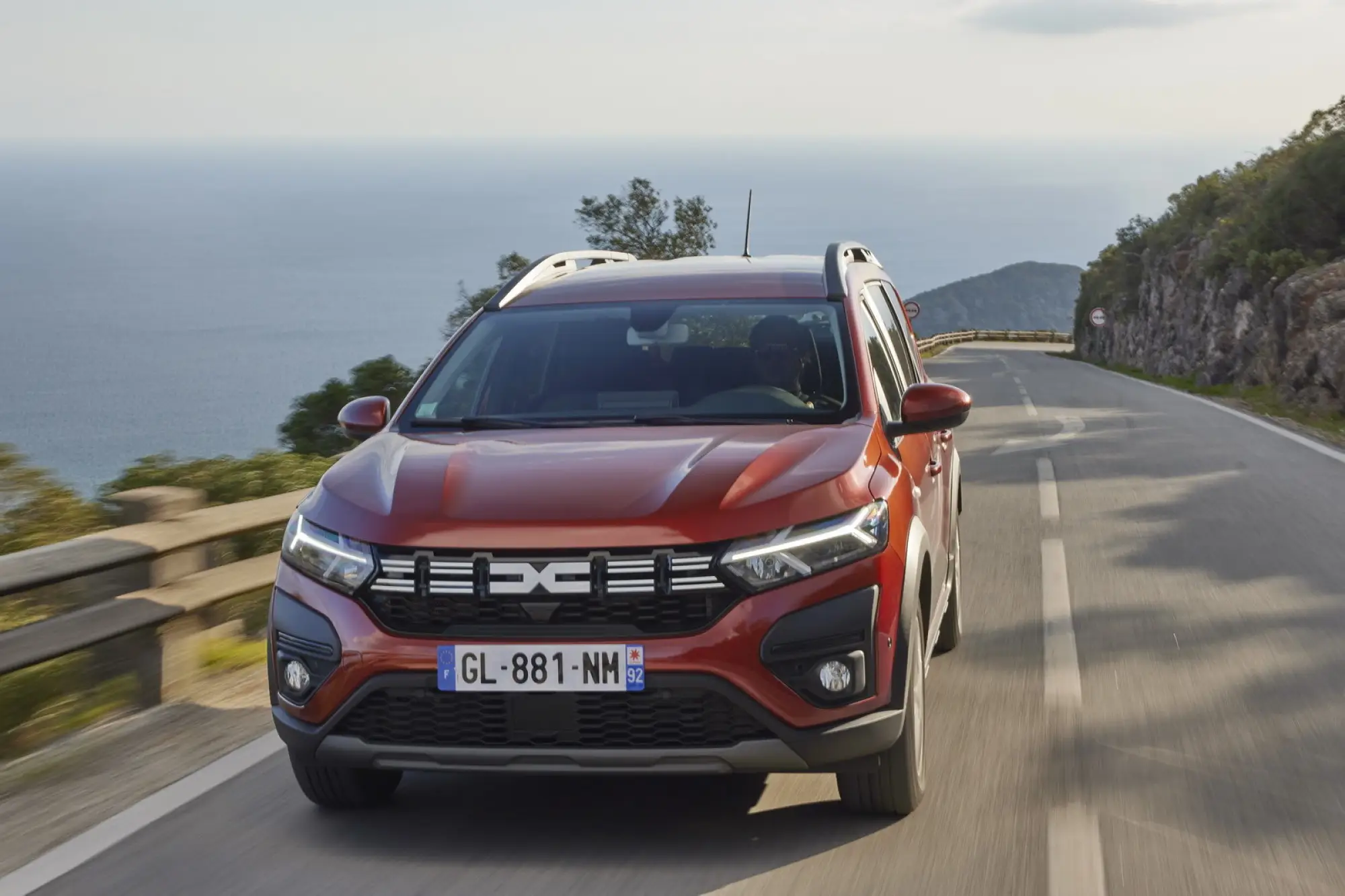 Dacia Jogger 2025: prezzo, foto, dimensioni, allestimenti - 3