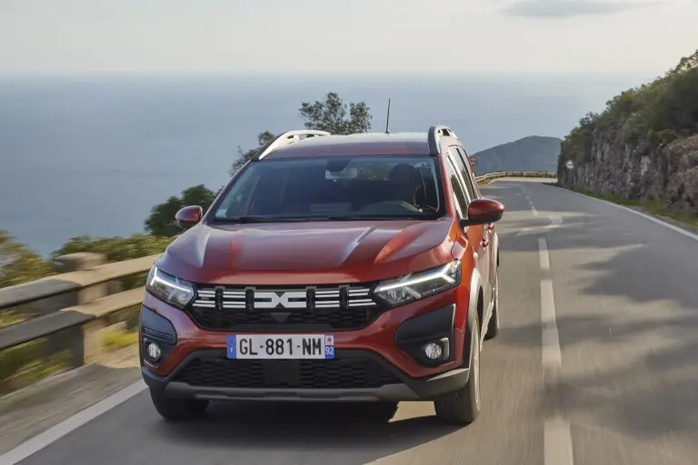 Dacia Jogger 2025: prezzo, foto, dimensioni, allestimenti - 3