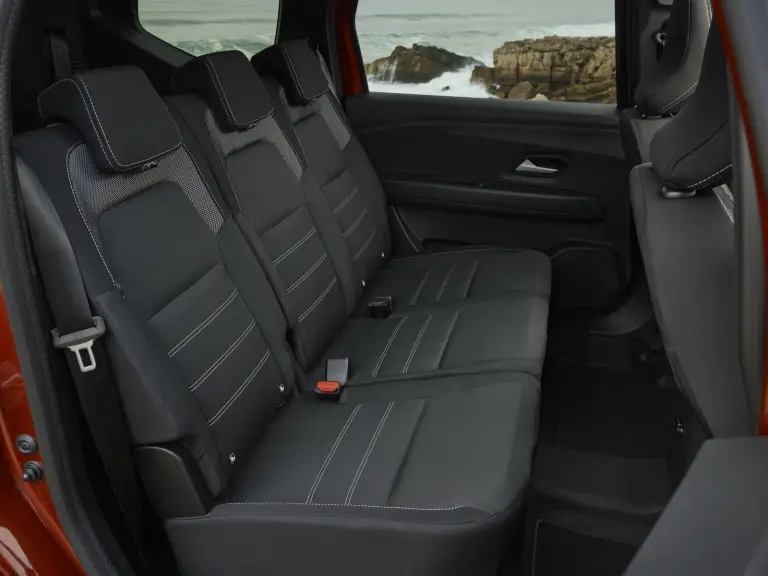 Dacia Jogger 2025: prezzo, foto, dimensioni, allestimenti - 5