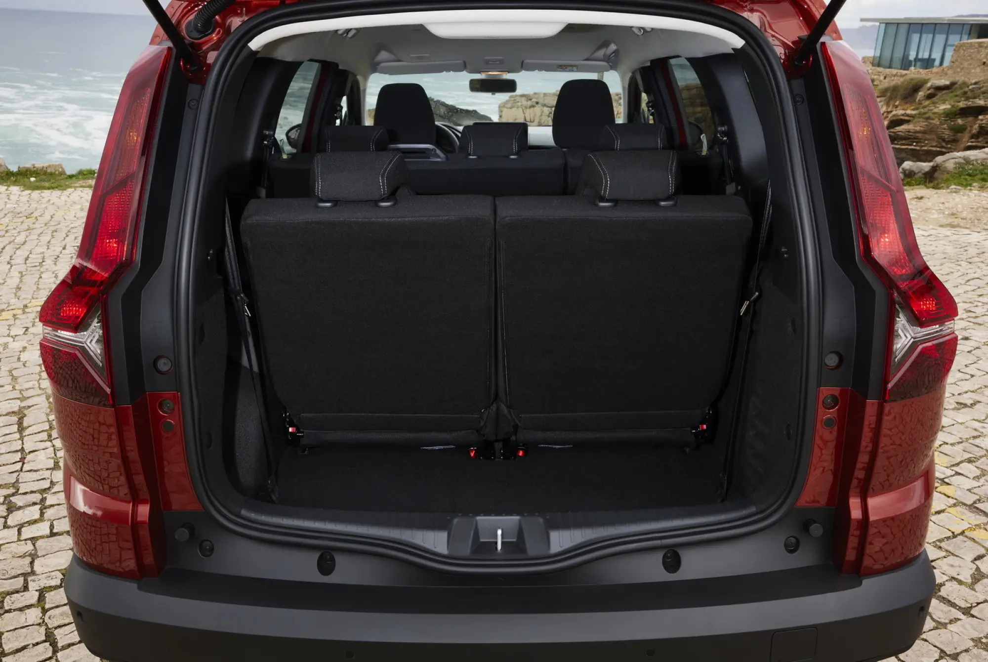 Dacia Jogger 2025: prezzo, foto, dimensioni, allestimenti - 4