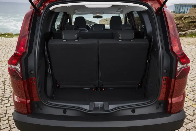 Dacia Jogger 2025: prezzo, foto, dimensioni, allestimenti - 4