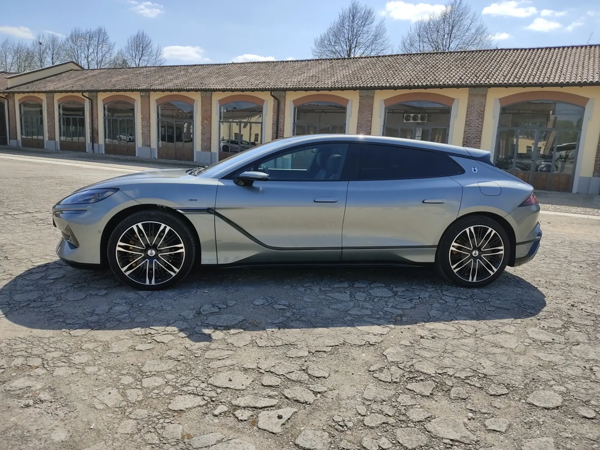 Denza Z9GT - Foto Milano - 10