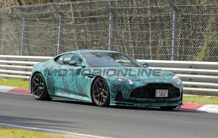 Aston Martin DB12 AMR - Foto spia 10-04-2025 - 10