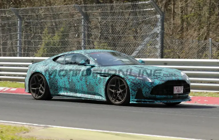 Aston Martin DB12 AMR - Foto spia 10-04-2025 - 4