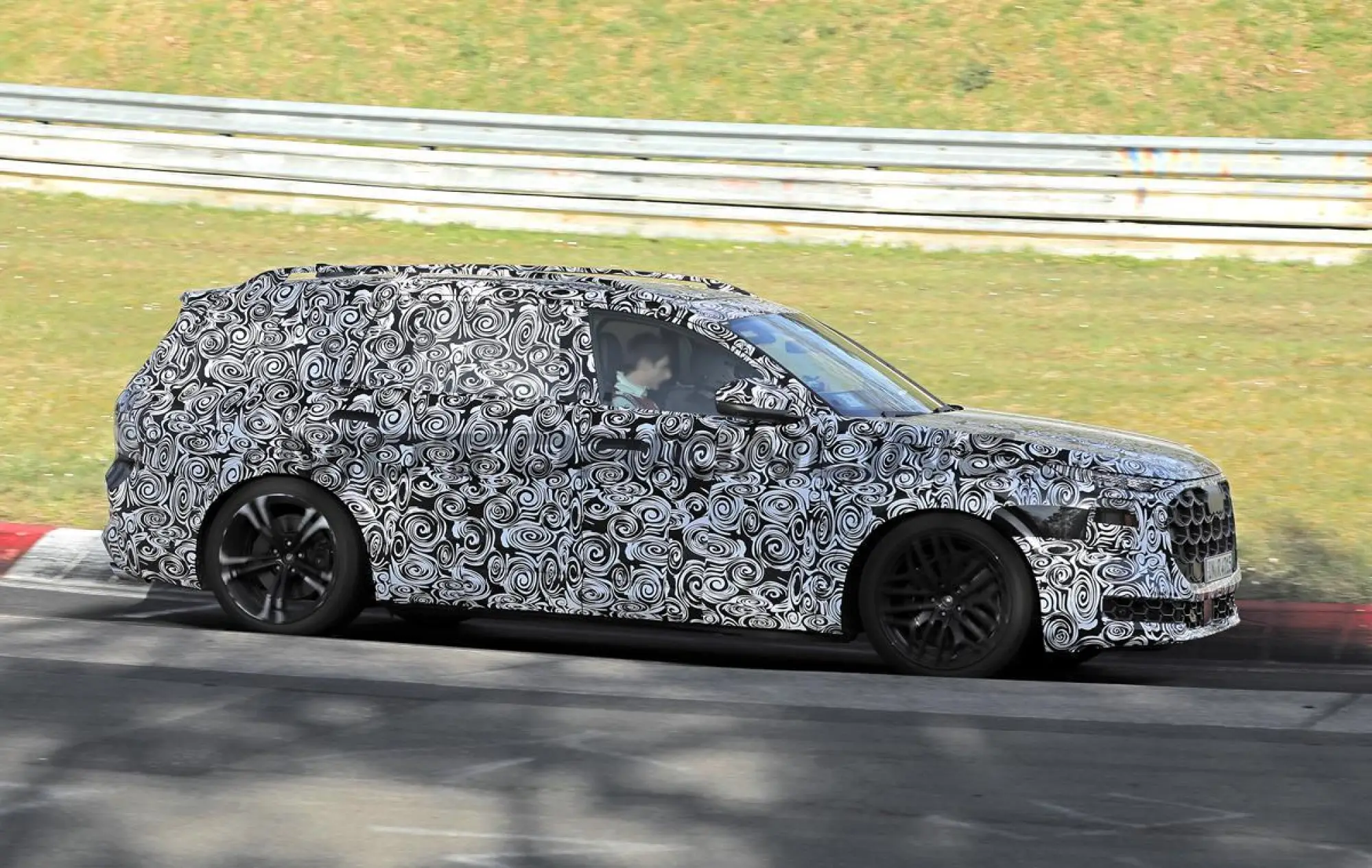 Audi Q9 - Foto spia 10-04-2025 - 2