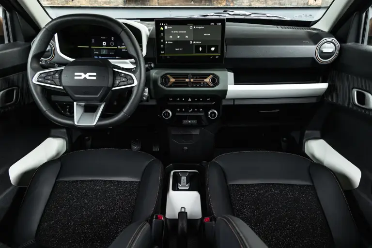 Dacia Spring 2025: prezzo, foto, dimensioni, allestimenti - 5