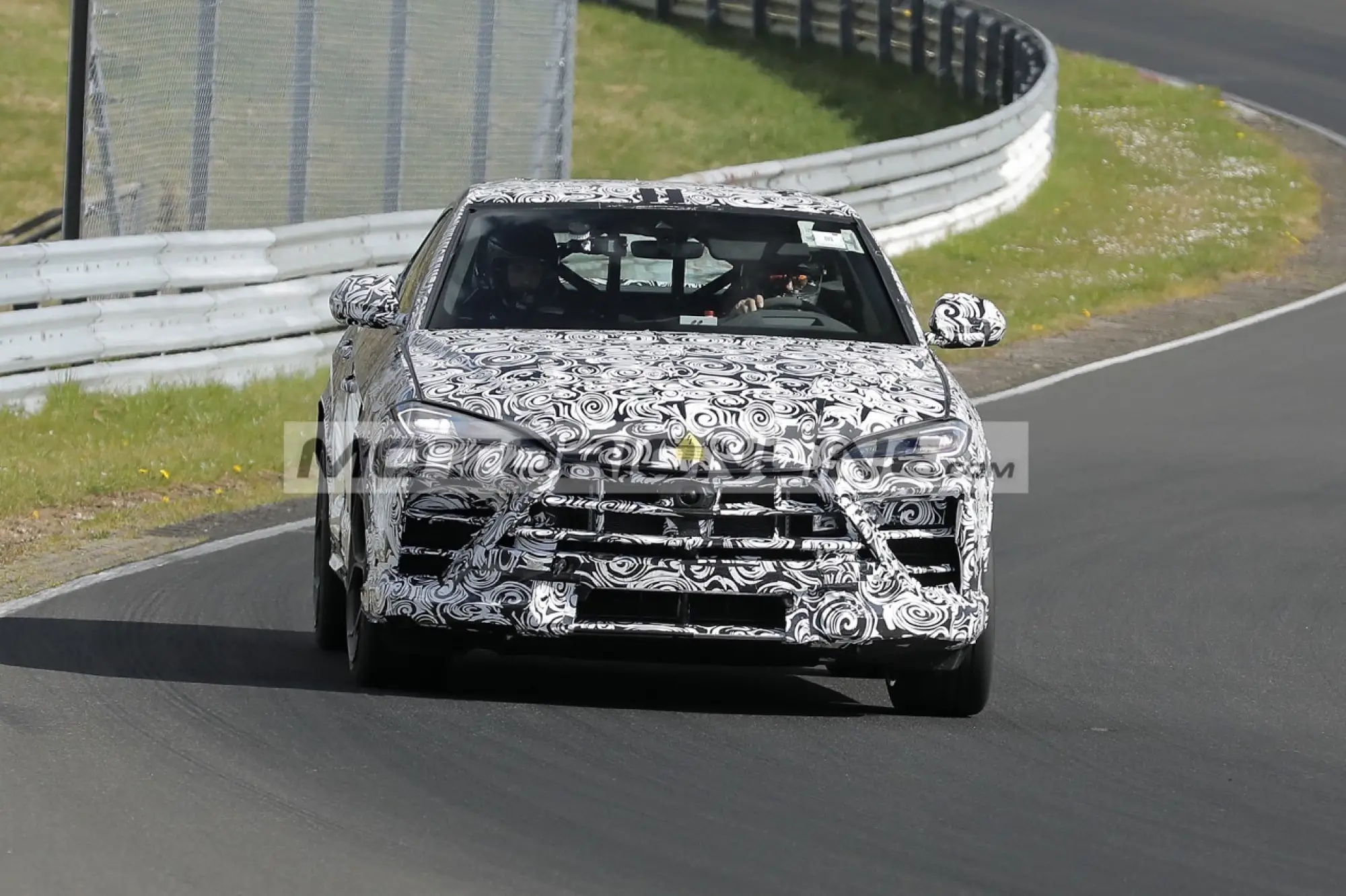 Lamborghini Urus - Foto spia 15-4-2025 - 1