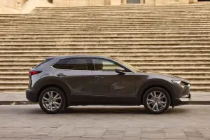 Mazda CX-30 2025: prezzo, foto, dimensioni e allestimenti