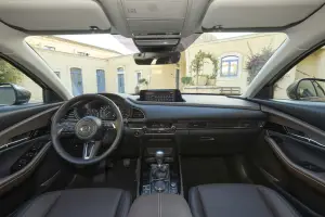 Mazda CX-30 2025: prezzo, foto, dimensioni e allestimenti