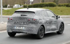 Renault Clio 2026 - Foto spia 23-04-2025 - 9