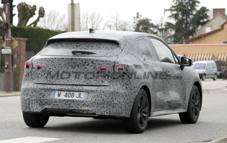 Renault Clio 2026 - Foto spia 23-04-2025 - 10