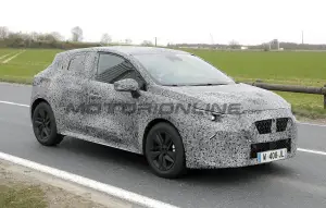 Renault Clio 2026 - Foto spia 23-04-2025 - 6