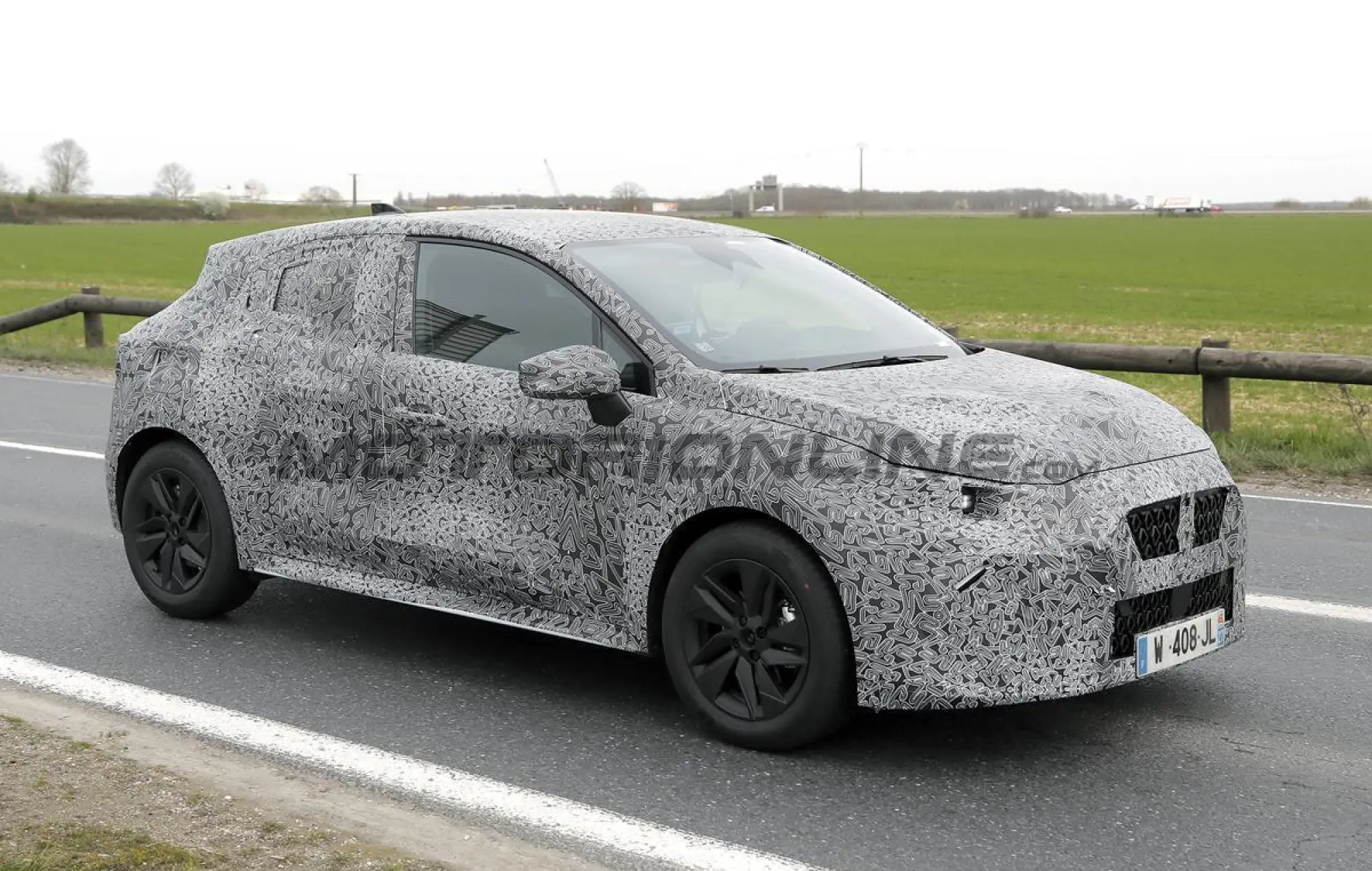 Renault Clio 2026 - Foto spia 23-04-2025 - 4
