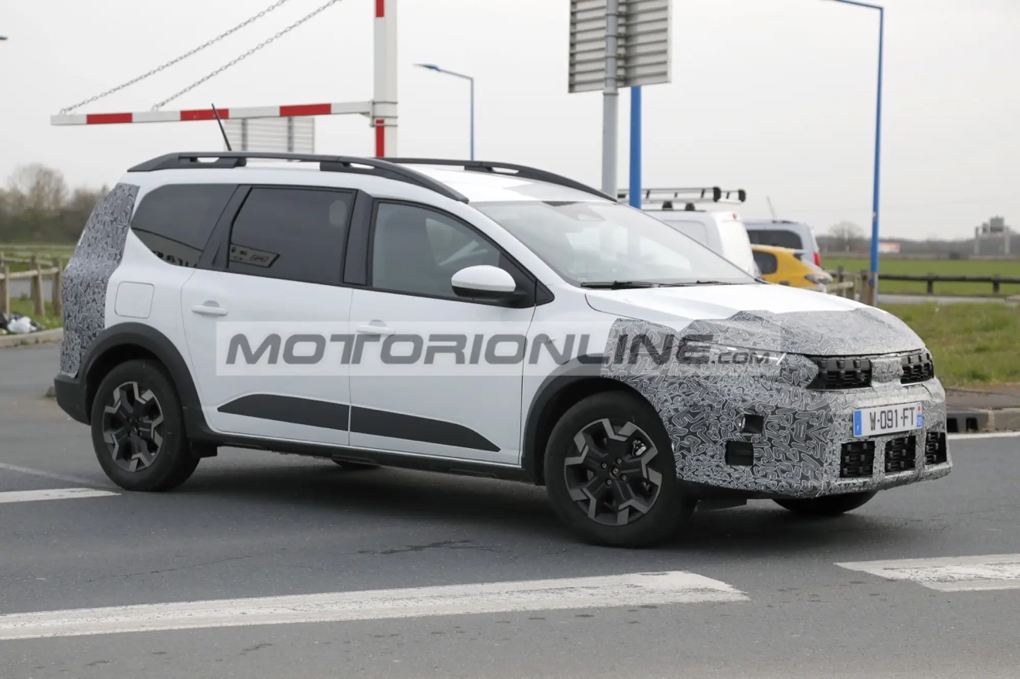 Dacia Jogger - Foto spia 30-4-2025 - 9