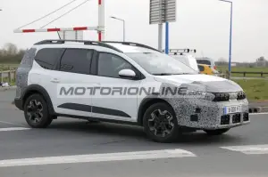 Dacia Jogger - Foto spia 30-4-2025