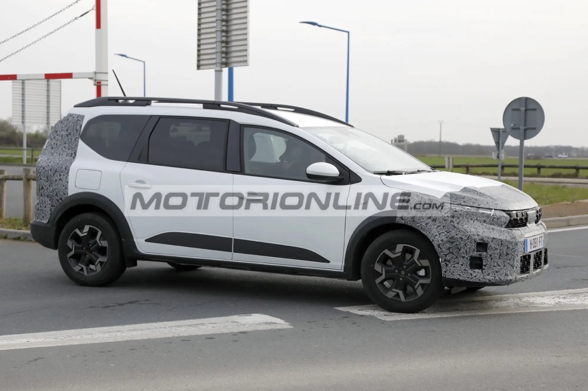 Dacia Jogger - Foto spia 30-4-2025 - 1