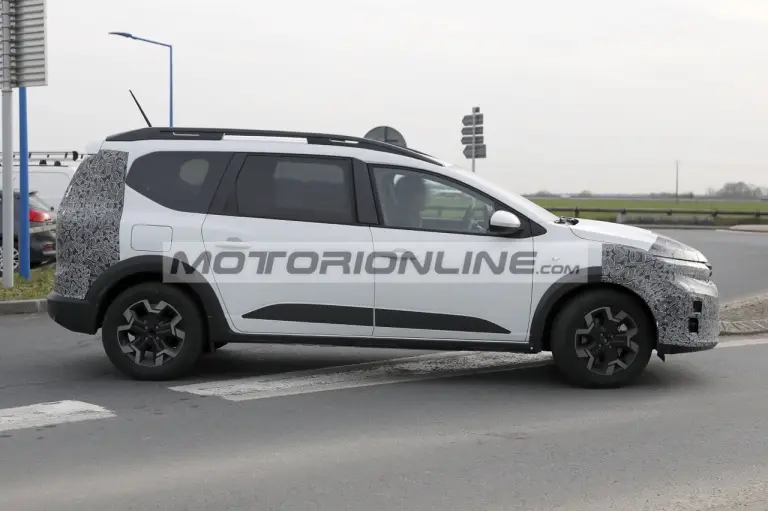 Dacia Jogger - Foto spia 30-4-2025 - 4