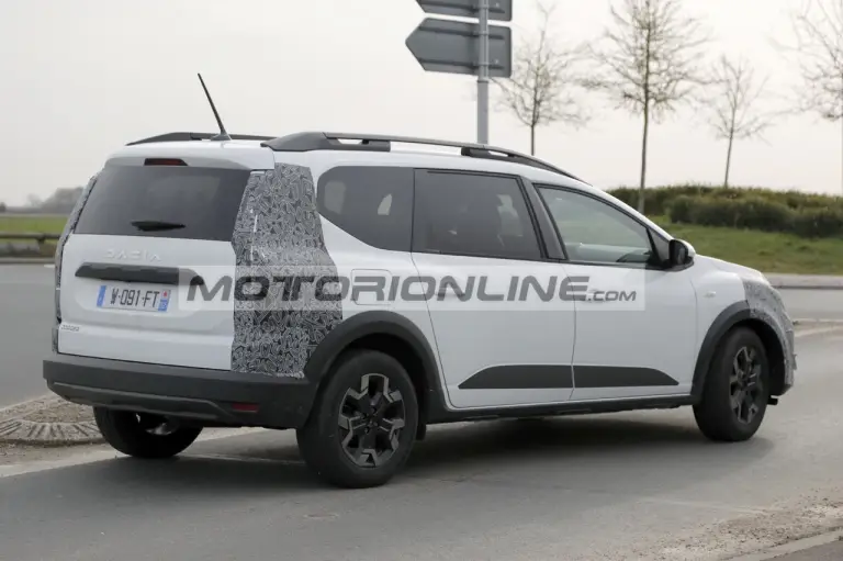 Dacia Jogger - Foto spia 30-4-2025 - 10