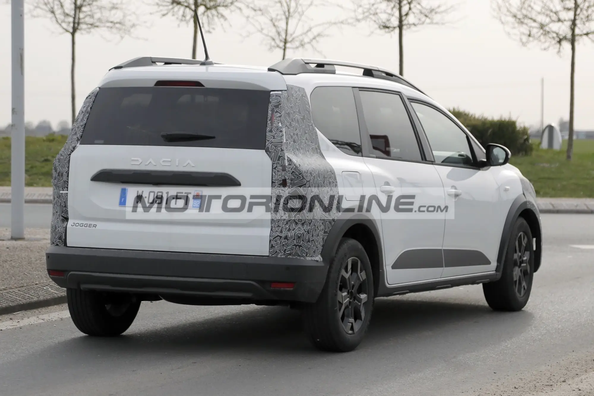 Dacia Jogger - Foto spia 30-4-2025 - 8