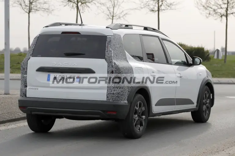Dacia Jogger - Foto spia 30-4-2025 - 8
