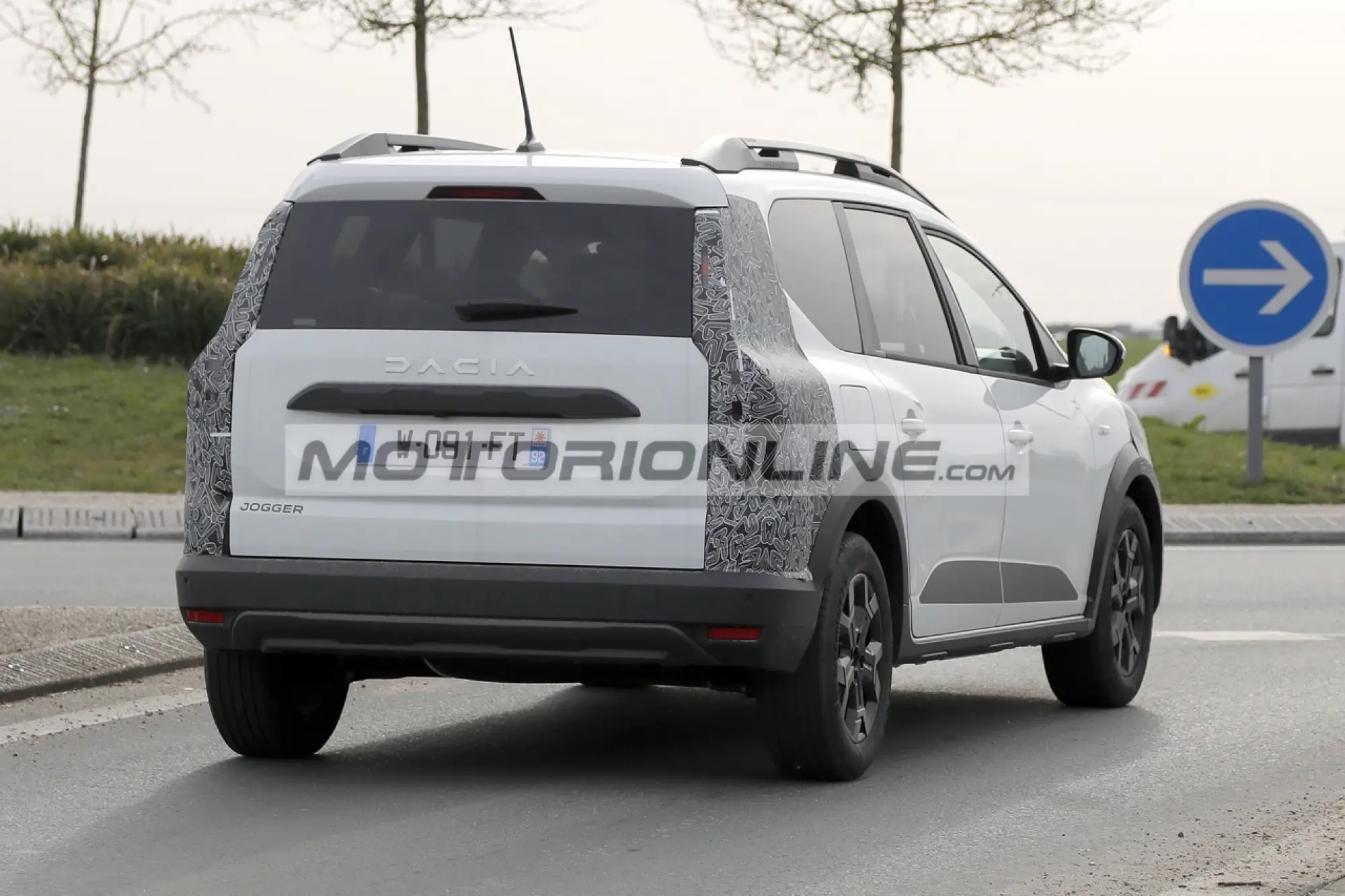 Dacia Jogger - Foto spia 30-4-2025 - 11