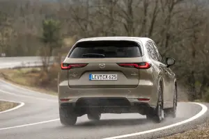 Mazda CX-60 2025: prezzo, foto, dimensioni, allestimenti