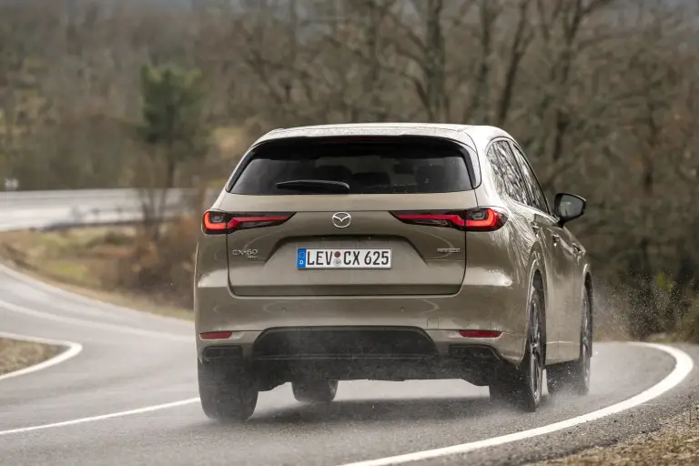 Mazda CX-60 2025: prezzo, foto, dimensioni, allestimenti - 8