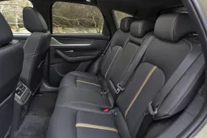 Mazda CX-60 2025: prezzo, foto, dimensioni, allestimenti