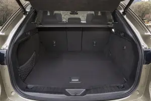Mazda CX-60 2025: prezzo, foto, dimensioni, allestimenti